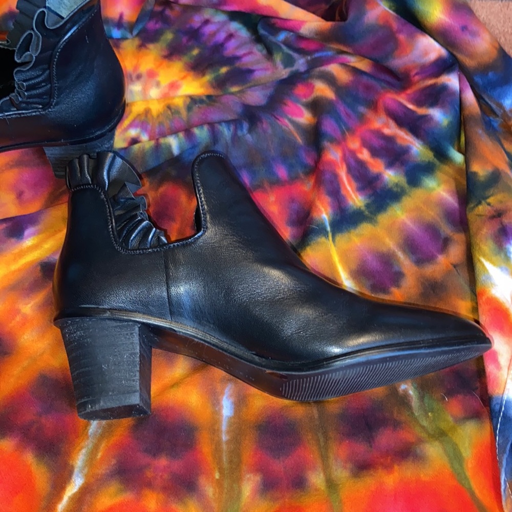 LOGO BLACK LEATHER RUFFLE BOOTS SIZE 5-1/2. Worn once!